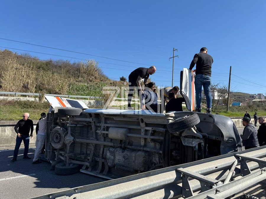 PAMJET- Aksidentohet ambulanca në aksin Kavajë-Durrës, mjeti