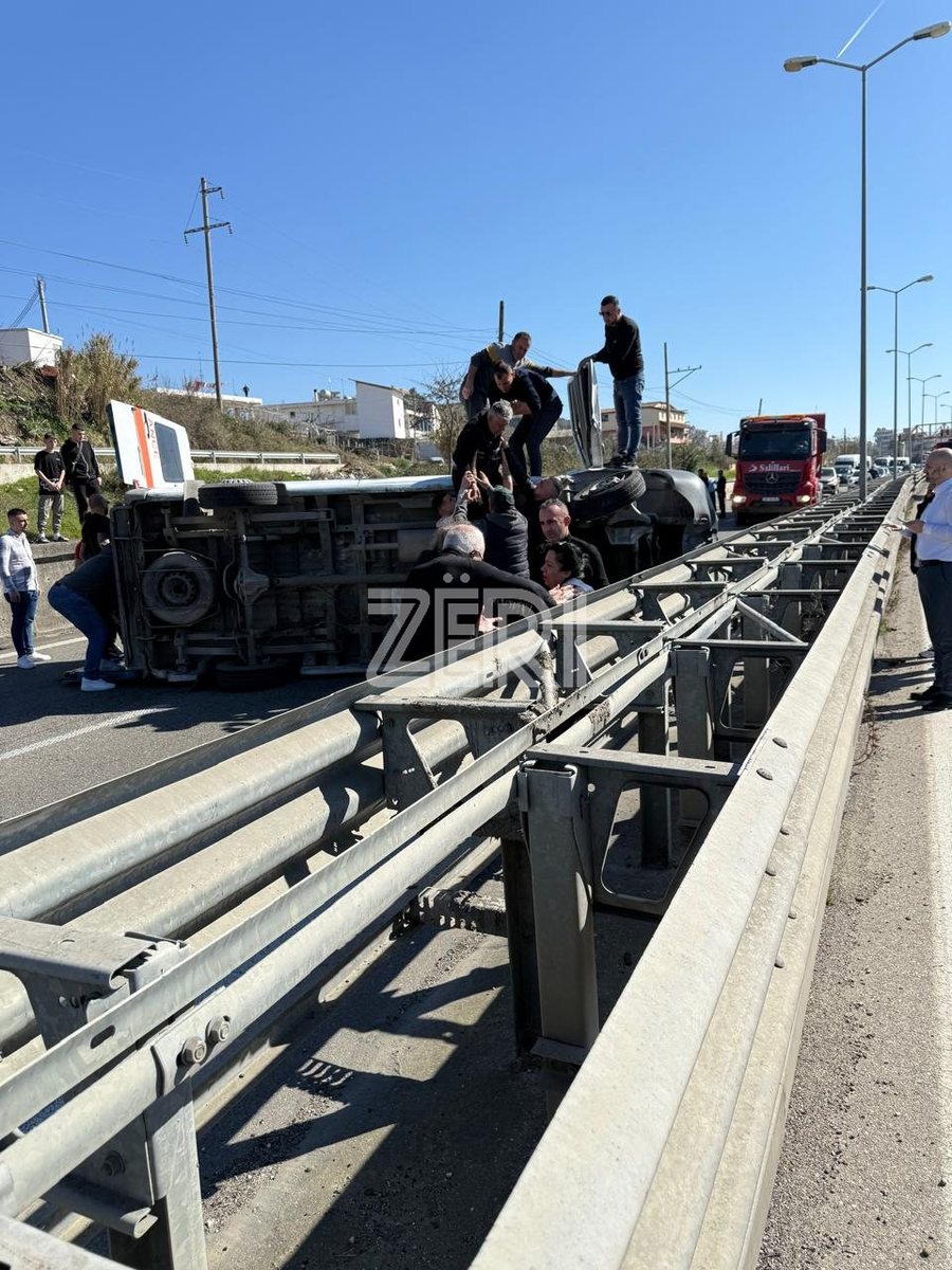 PAMJET- Aksidentohet ambulanca në aksin Kavajë-Durrës, mjeti